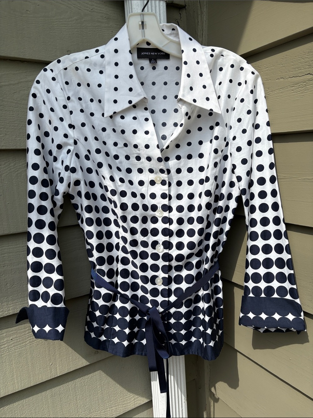 Jones New York White and Navy Polka Dot Button-down w front tie. Sz S Like New!